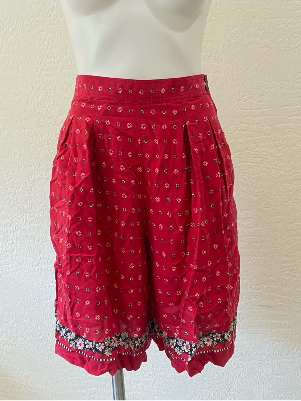 Lizsport vintage 90s Red Floral-Trim Women’s high waisted Shorts sz 10
